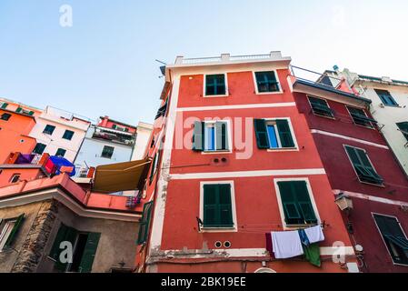 Bunte alte italienische Architektur Häuser in Vernazza Dorf, Cinque Terre. Stockfoto