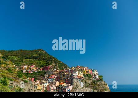 Manarola Dorf in Cinque Terre, Italien, mit seinen bunten Häusern. Stockfoto