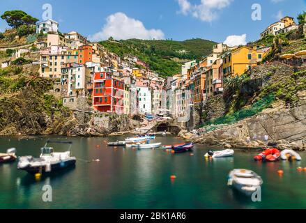 Blick auf Riomaggiore Dorf, Italien, mit bunten Häusern und ligurischen Meer Küste. Stockfoto