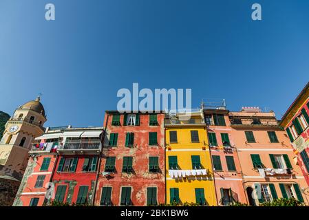 Bunte alte italienische Architektur Häuser in Vernazza Dorf, Cinque Terre. Stockfoto