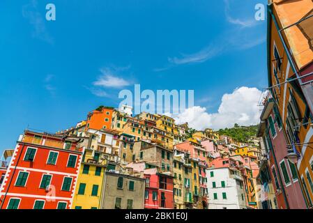 Bunte italienische Architektur Häuser in Riomaggiore Dorf, Cinque Terre. Stockfoto