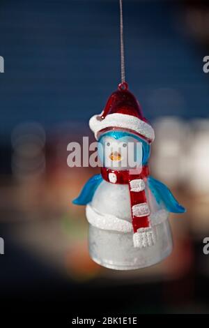 Umea, Norrland Schweden - 8. April 2020: Ein Weihnachtsbaum-Ornament ähnlich einem Pinguin Stockfoto