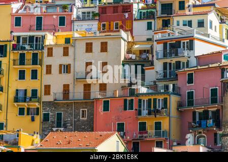 Bunte alte italienische Architektur Häuser in Manarola Dorf, Cinque Terre. Stockfoto