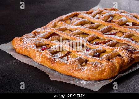 Köstliche frische Torte mit Apfel, Birnen und Beeren gebacken. Frisches Gebäck zum leckeren Frühstück Stockfoto