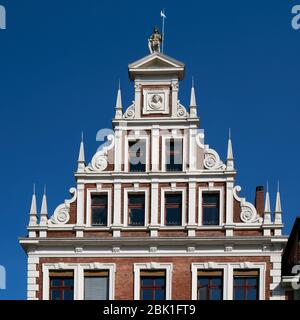 Haus mit Mauerwerk und Stufengiebeln in einer Altstadt in Norddeutschland Stockfoto