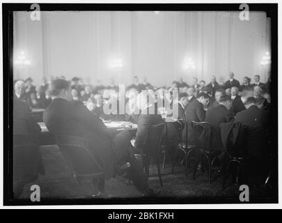 HAUS DER VERTRETER AUSSCHÜSSE. AUSSCHUSS ZUR UNTERSUCHUNG DER ANGEBLICHEN ENTHÜLLUNG DER ANMERKUNG DES PRÄSIDENTEN AN BELIERENT BEFUGNISSE, IM VOLKSMUND ALS "LEAK HEARINGS". TUMULTY, ZENTRUM, BEZEUGT; Stockfoto