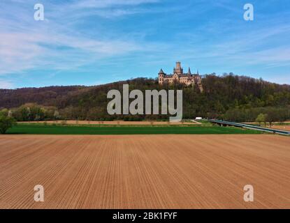 Luftaufnahme über Felder, Wiesen und die Leine zum Schloss Marienburg bei Hannover Stockfoto