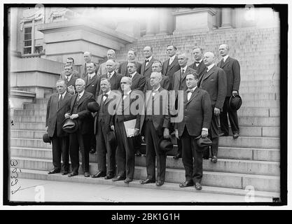 HAUS DER VERTRETER. AUSSCHÜSSE. MARINE-ANGELEGENHEITEN. AUF MARINEBASIS SCHRITTE. FRONT- RIORDAN, DANIEL JOSEPH, VON NY; BUTLER, THOMAS STALKER VON PA; SEC. JOSEPHUS DANIELS; PADGETT, LEMUEL PHILLIPS, Stockfoto