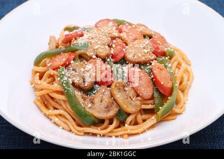 Nahaufnahme der japanischen Naporitan Spaghetti mit Tomatensauce in einem Gericht, Stockfoto