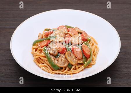 Nahaufnahme der japanischen Naporitan Spaghetti mit Tomatensauce in einem Gericht, Stockfoto