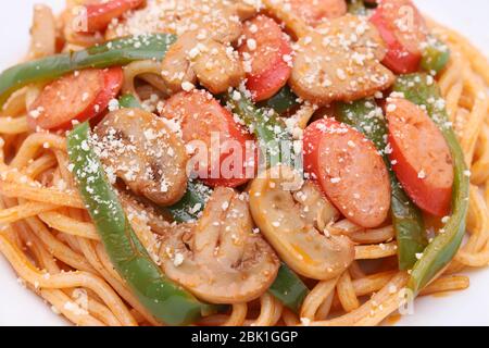 Nahaufnahme der japanischen Naporitan Spaghetti mit Tomatensauce in einem Gericht, Stockfoto