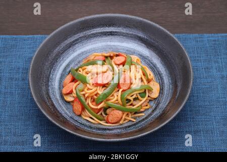 Nahaufnahme der japanischen Naporitan Spaghetti mit Tomatensauce in einem Gericht, Stockfoto