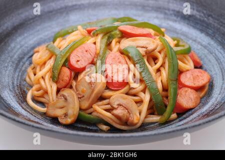 Nahaufnahme der japanischen Naporitan Spaghetti mit Tomatensauce in einem Gericht, Stockfoto