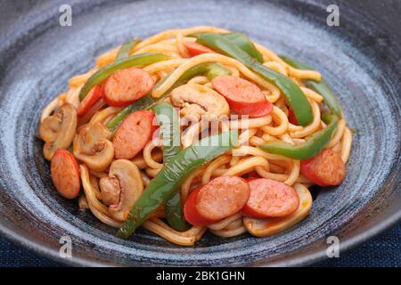 Nahaufnahme der japanischen Naporitan Spaghetti mit Tomatensauce in einem Gericht, Stockfoto