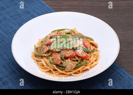Japanische Naporitan Spaghetti mit Tomatensauce in einem Gericht auf dem Tisch Stockfoto