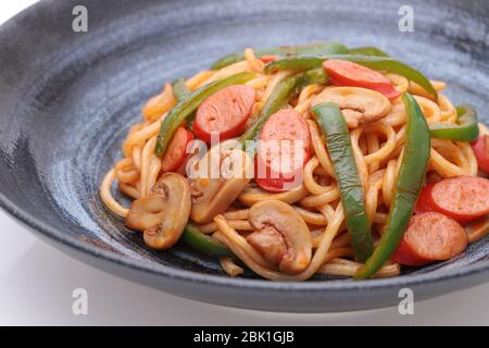 Nahaufnahme der japanischen Naporitan Spaghetti mit Tomatensauce in einem Gericht, Stockfoto