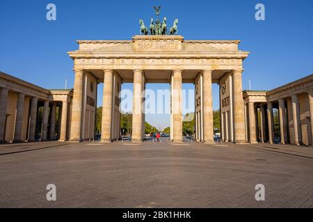 Das berühmte Brandenburger Tor in Berlin ohne Menschen Stockfoto