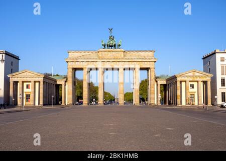 Panorama des berühmten Brandenburger Tors in Berlin ohne Menschen Stockfoto