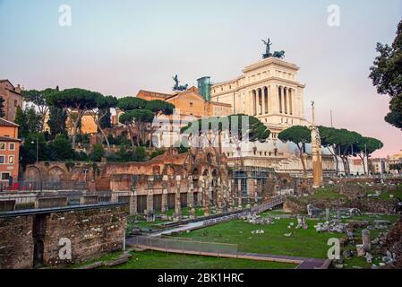 Die berühmten Ruinen des Forum Romanum und das Nationaldenkmal Viktor Emmanuel II in Rom, Italien, am frühen Morgen Stockfoto