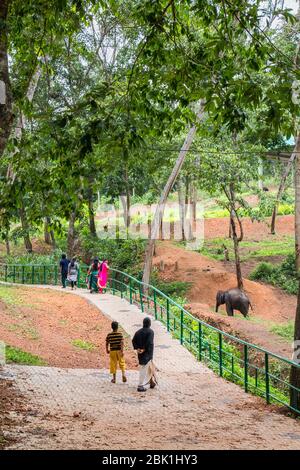 Touristen, die in den Eingang des kottoor kappukadu Elefant Rehabilitationszentrum, kottoor, Thiruvananthapuram, Kerala, Indien, PRADEEP SUBRAMANIAN Stockfoto