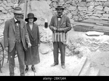 Howard Carter Lord Carnarvon und Lady Evelyn Herbert am Grab von Tutanchamun. Stockfoto