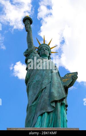 Paris, Frankreich - 20. September 2018: Eine Replik des ikonischen Freiheitsstatue-Denkmals an der Grenelle-Brücke an der seine in Paris a cl Stockfoto