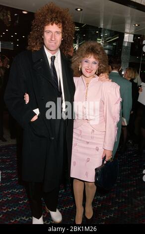 LONDON, GROSSBRITANNIEN. 4. Oktober 1990: Queen-Gitarrist Brian May & Schauspielerin Frau Anita Dobson bei den Variety Club of Great Britain Awards in London. Foto © Paul Smith/Featureflash Stockfoto