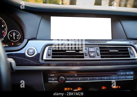 Monitor im Auto isoliert leeren Bildschirm für Navigationskarten und GPS-Rückfahrkamera und Einparkhilfe. Isoliert auf weiß mit Clipping-Pfad Car displ Stockfoto