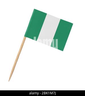 Kleine Papierfahne Nigerias auf Holzstab, isoliert auf weiß Stockfoto