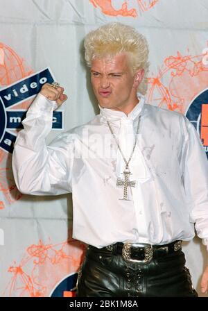 LOS ANGELES, KALIFORNIEN. 6. September 1990: Sänger Billy Idol bei den MTV Video Music Awards im Universal Amphitheater. Foto © Paul Smith/Featureflash Stockfoto