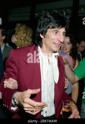 LONDON, GROSSBRITANNIEN. 25. August 1990: Rolling Stones-Star Ronnie Wood verlässt Langan's Restaurant, London. Foto © Paul Smith/Featureflash Stockfoto