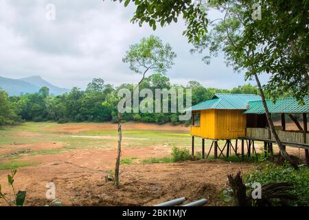 Touristen, die in den Eingang des kottoor kappukadu Elefant Rehabilitationszentrum, kottoor, Thiruvananthapuram, Kerala, Indien, PRADEEP SUBRAMANIAN Stockfoto