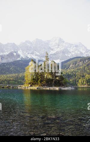 Insel am Eibsee vor der Zugspitze in Bayern, Deutschland Stockfoto