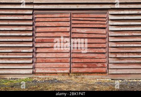 Geschlossenes Tor einer alten Holzscheune, ländliche Architektur Detail, Hintergrund Foto Textur Stockfoto