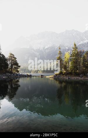 Spiegelung des Eibsees vor der Zugspitze in Bayern Stockfoto