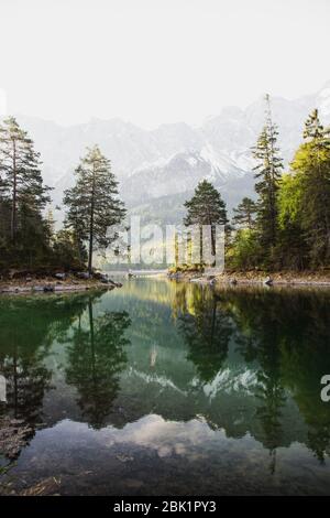 Spiegelung des Eibsees vor der Zugspitze in Bayern Stockfoto