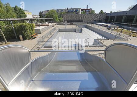 Köln, Deutschland. April 2020. Das Freibad im Zollstockbad mit der Wasserrutsche ist leer und geschlossen. (Zu dpa "Krähen, Schrauben, stilles Wasser - Rettungsschwimmer in der Corona-Krise") Quelle: Oliver Berg/dpa/Alamy Live News Stockfoto