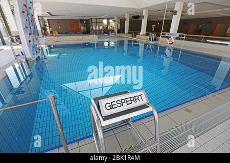 Köln, Deutschland. April 2020. Das Schild 'Closed' befindet sich in der Klapp-Badewanne am Rand des Pools. (Zu dpa "Krähen, Schrauben, stilles Wasser - Rettungsschwimmer in der Corona-Krise") Quelle: Oliver Berg/dpa/Alamy Live News Stockfoto