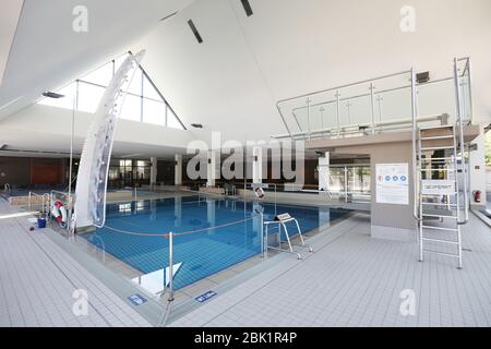 Köln, Deutschland. April 2020. Die Pools im Zollstockbad sind leer. (Zu dpa "Krähen, Schrauben, stilles Wasser - Rettungsschwimmer in der Corona-Krise") Quelle: Oliver Berg/dpa/Alamy Live News Stockfoto