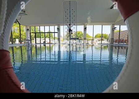 Köln, Deutschland. April 2020. Thomas Dyck, Rettungsschwimmer, steigt im leeren Zollstockbad eine Kletterwand hinauf. (Zu dpa "Krähen, Schrauben, stilles Wasser - Rettungsschwimmer in der Corona-Krise") Quelle: Oliver Berg/dpa/Alamy Live News Stockfoto