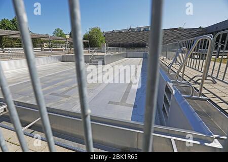 Köln, Deutschland. April 2020. Das Freibad im Zollstockbad ist leer und geschlossen. (Zu dpa "Krähen, Schrauben, stilles Wasser - Rettungsschwimmer in der Corona-Krise") Quelle: Oliver Berg/dpa/Alamy Live News Stockfoto