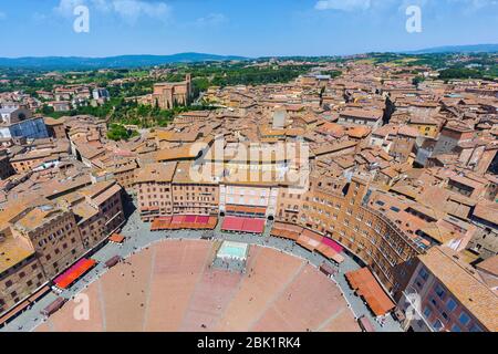 Siena, Provinz Siena, Toskana, Italien. Piazza del Campo von der Spitze des Torre del Mangia aus gesehen. Stockfoto