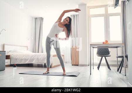 Positive erfreut junge Frau tun Morgenübung Stockfoto