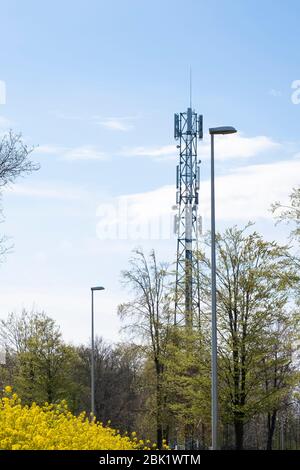 5G Netzanschlusskonzept-5G Smart Cellular Network Antenna Basisstation auf dem Telekommunikationsmast. In einer grünen Umgebung Stockfoto