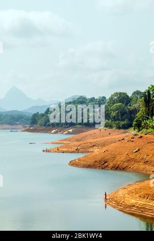 Blick auf neyyar Staudamm Reservoir im Sommer, thiruvananthapuram, trivandrum, indien, kerala, kerala Damm, kerala natürliche Schönheit, indien Landschaft, kerala Landschaft Stockfoto