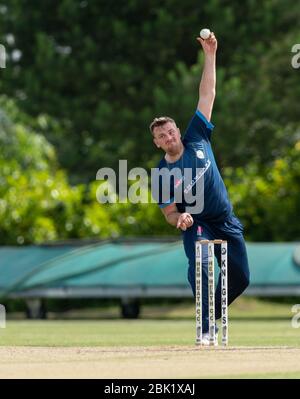 Mark Watt Bowling für Derbyshire 2. XI gegen Northamptonshire im Hem Heath Cricket Club 8 August 2019 Stockfoto