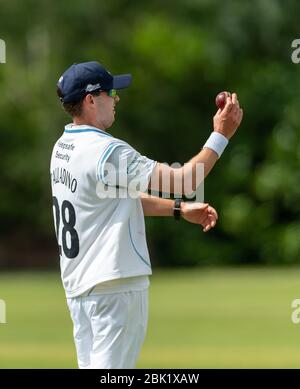 Tony Palladino aus Derbyshire prüft den Ball während eines 2. XI 3-Tages-Meisterschaftsspiel gegen Northamptonshire 5. August 2019 Stockfoto