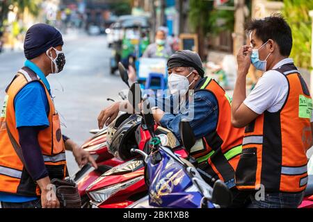 Motorradtaxi Fahrer tragen Facemasken während der Covid 19 Pandemie, Bangkok, Thailand Stockfoto