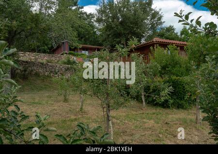 Bungalows in 'Quinta de Pentieiros', pädagogischer Bauernhof im Norden des Landesinneren von Portugal. Stockfoto