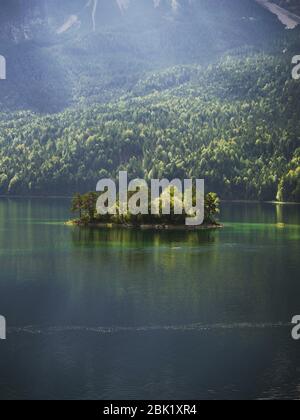 Spiegelung des Eibsees vor der Zugspitze in Bayern Stockfoto